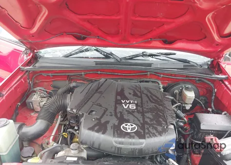 2005 Toyota Tacoma Base V6 z USA, uszkodzony, nr VIN 3TMLU42N05M001185